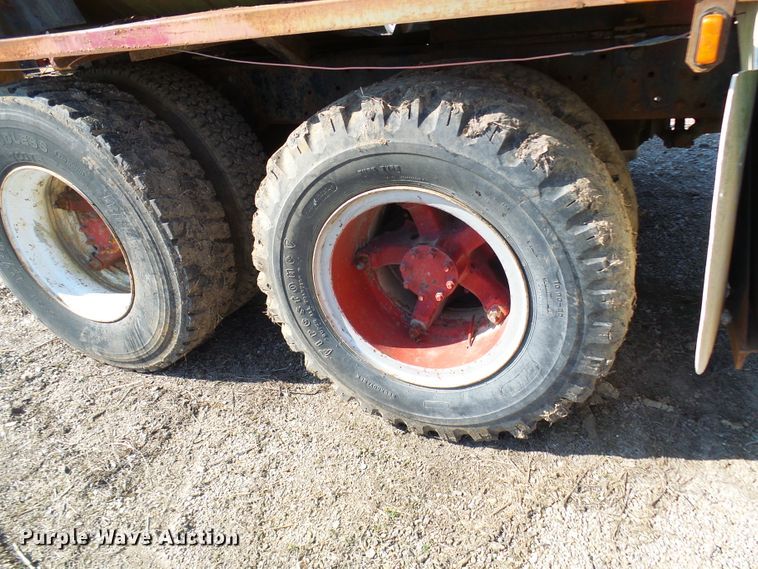 image for item DL0859 1975 International Fleetstar 2010  tank truck