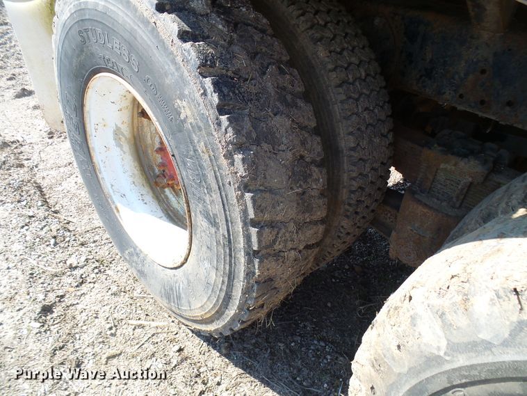 image for item DL0859 1975 International Fleetstar 2010  tank truck