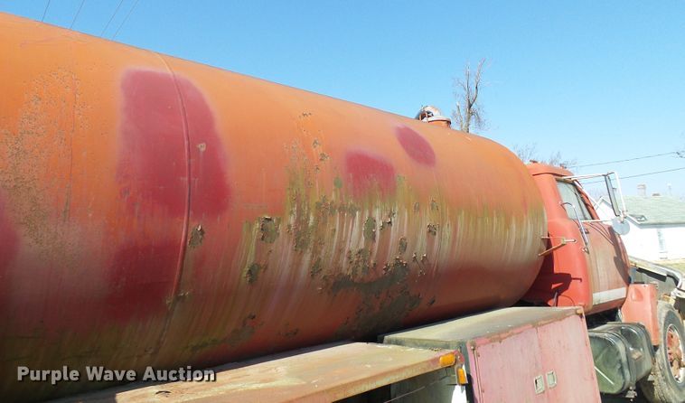 image for item DL0859 1975 International Fleetstar 2010  tank truck