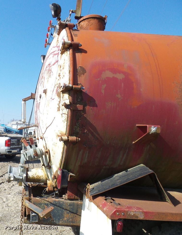 image for item DL0859 1975 International Fleetstar 2010  tank truck