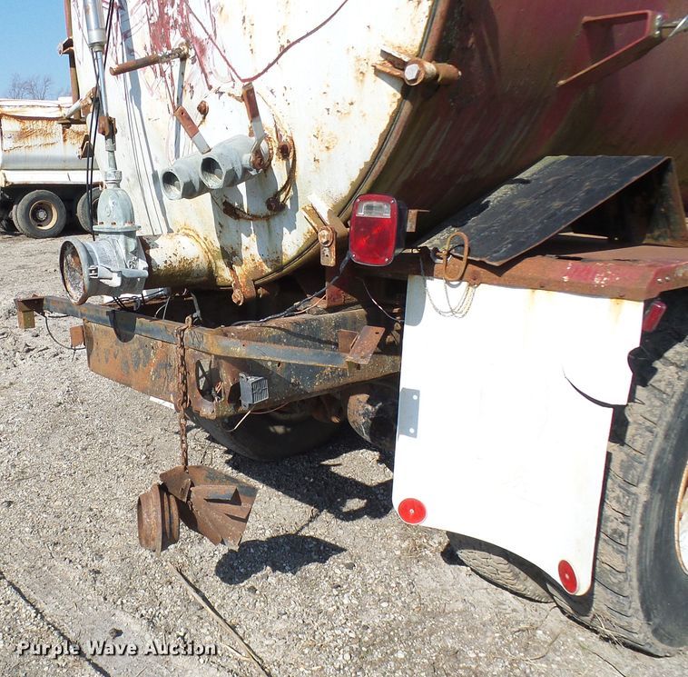 image for item DL0859 1975 International Fleetstar 2010  tank truck