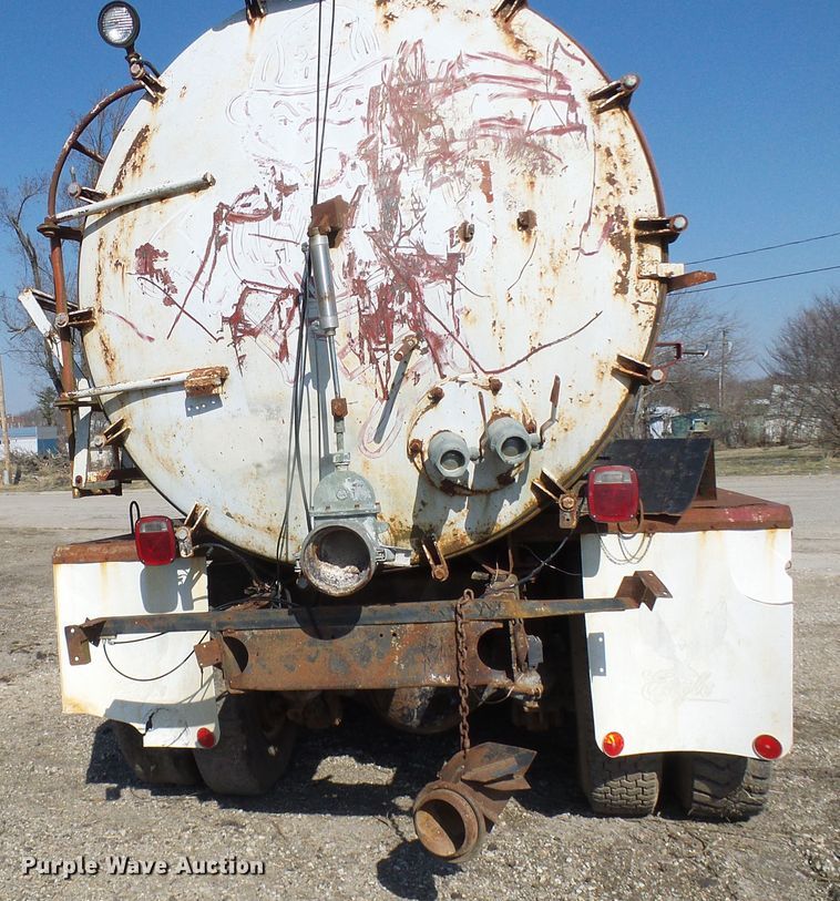 image for item DL0859 1975 International Fleetstar 2010  tank truck