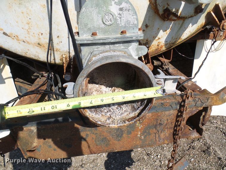 image for item DL0859 1975 International Fleetstar 2010  tank truck