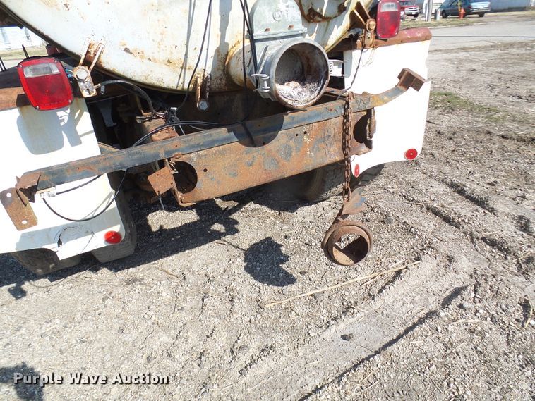 image for item DL0859 1975 International Fleetstar 2010  tank truck