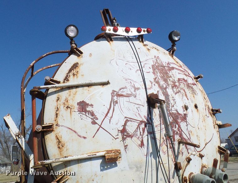 image for item DL0859 1975 International Fleetstar 2010  tank truck