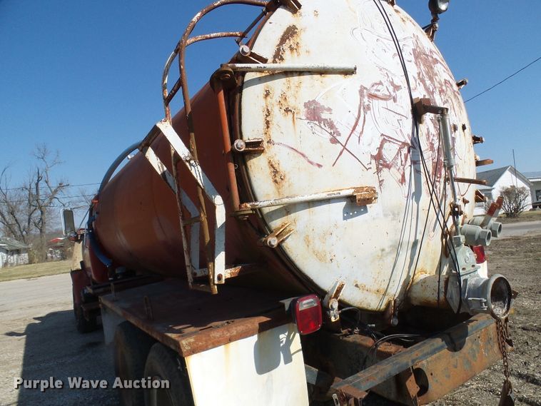 image for item DL0859 1975 International Fleetstar 2010  tank truck