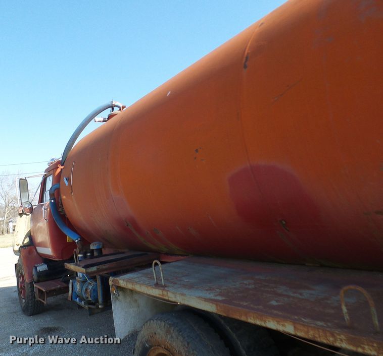 image for item DL0859 1975 International Fleetstar 2010  tank truck