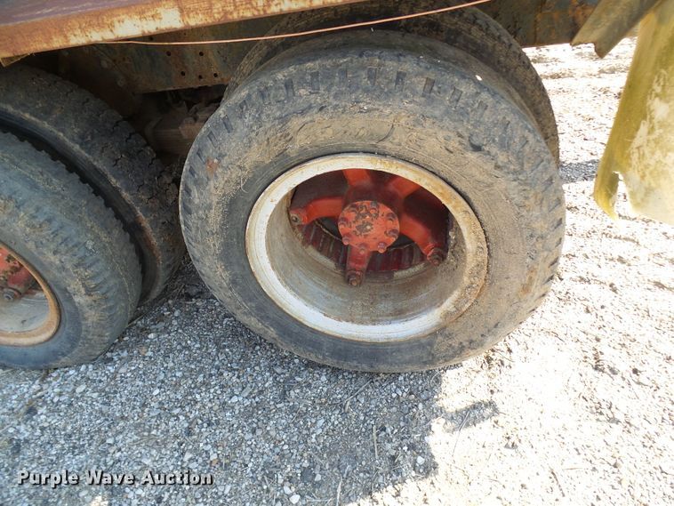 image for item DL0859 1975 International Fleetstar 2010  tank truck