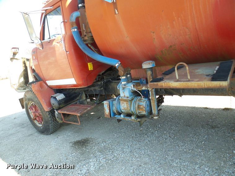 image for item DL0859 1975 International Fleetstar 2010  tank truck