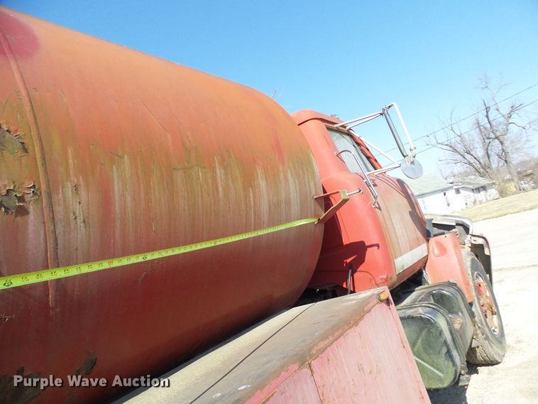 image for item DL0859 1975 International Fleetstar 2010  tank truck