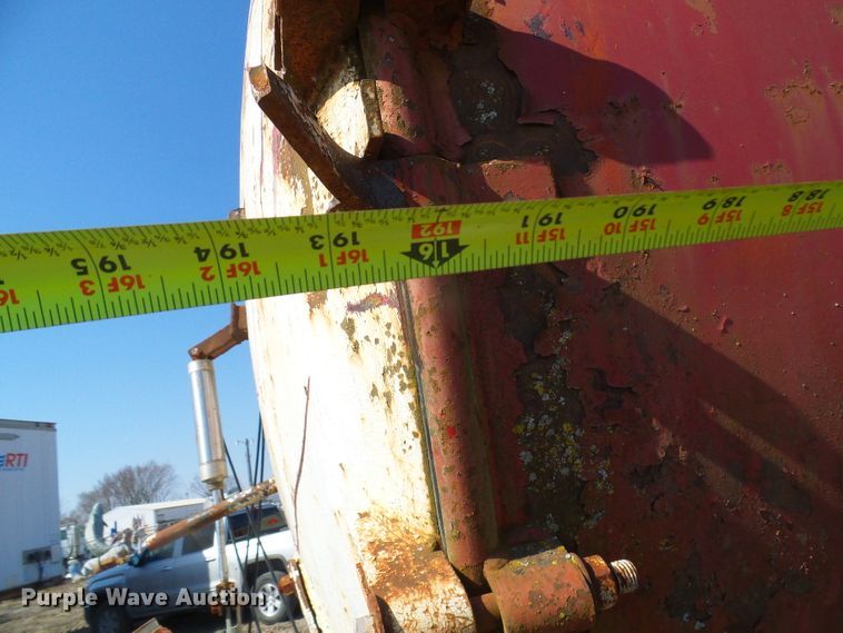 image for item DL0859 1975 International Fleetstar 2010  tank truck