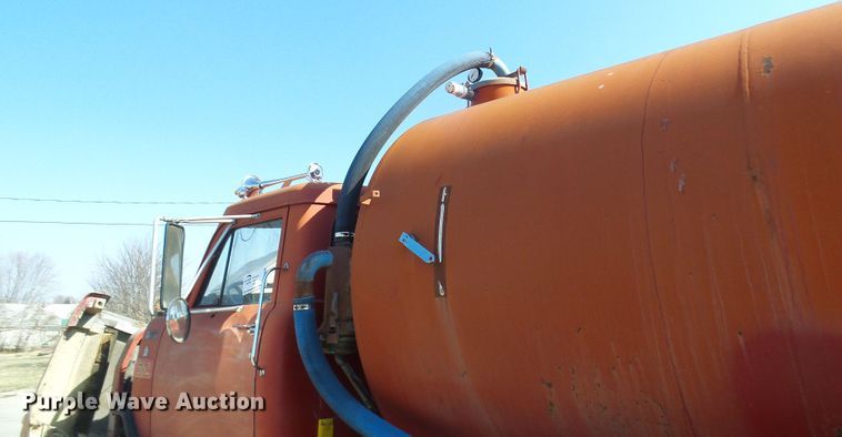 image for item DL0859 1975 International Fleetstar 2010  tank truck