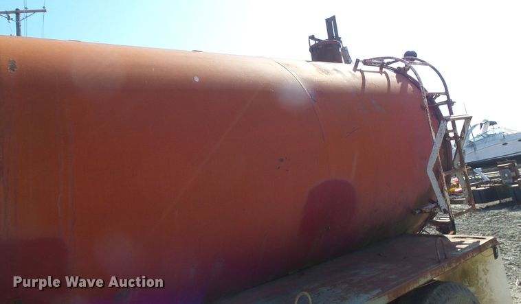 image for item DL0859 1975 International Fleetstar 2010  tank truck