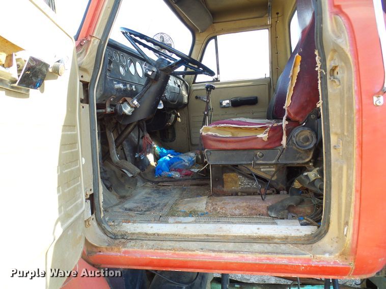 image for item DL0859 1975 International Fleetstar 2010  tank truck