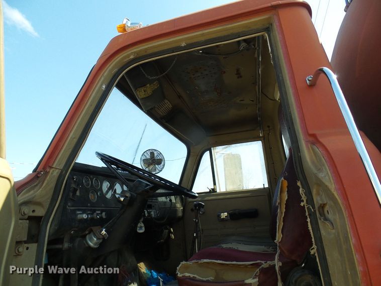 image for item DL0859 1975 International Fleetstar 2010  tank truck