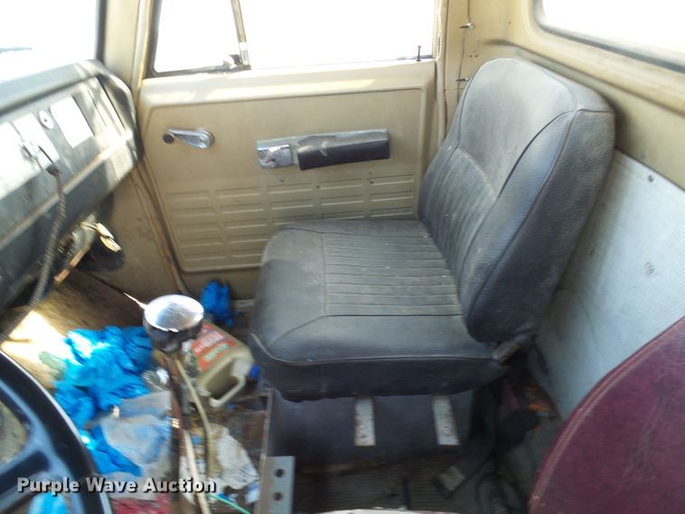 image for item DL0859 1975 International Fleetstar 2010  tank truck