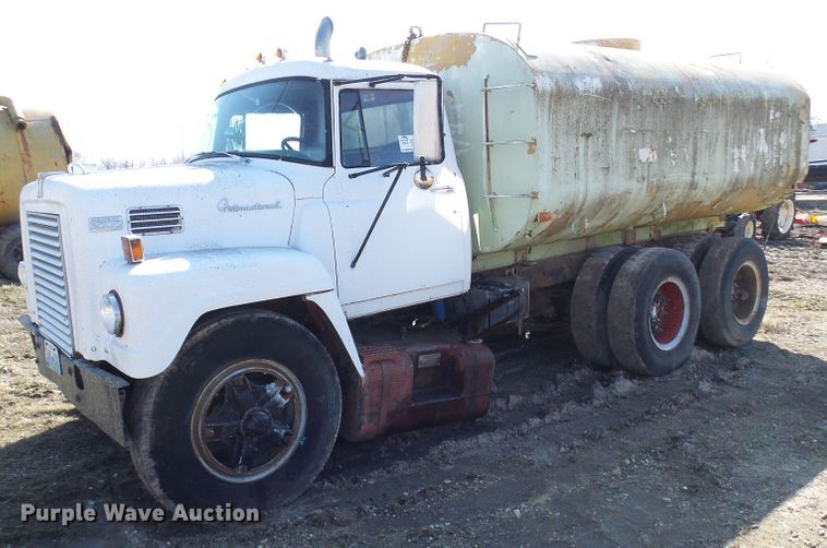 image for item DL0860 1972 International F2000  tank truck