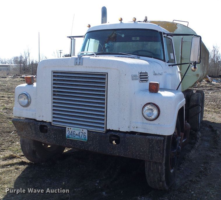 image for item DL0860 1972 International F2000  tank truck