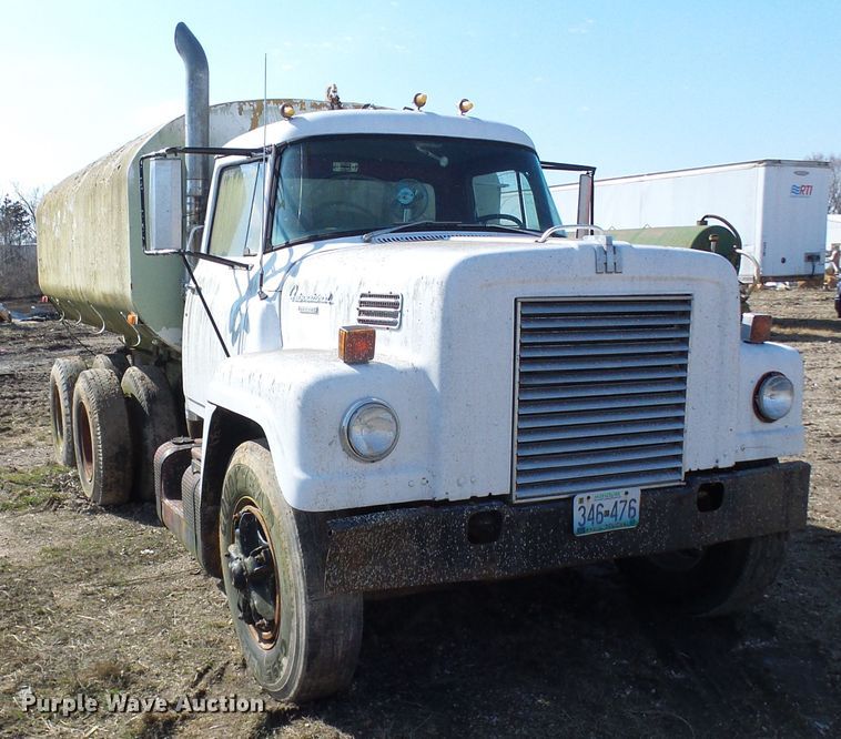 image for item DL0860 1972 International F2000  tank truck
