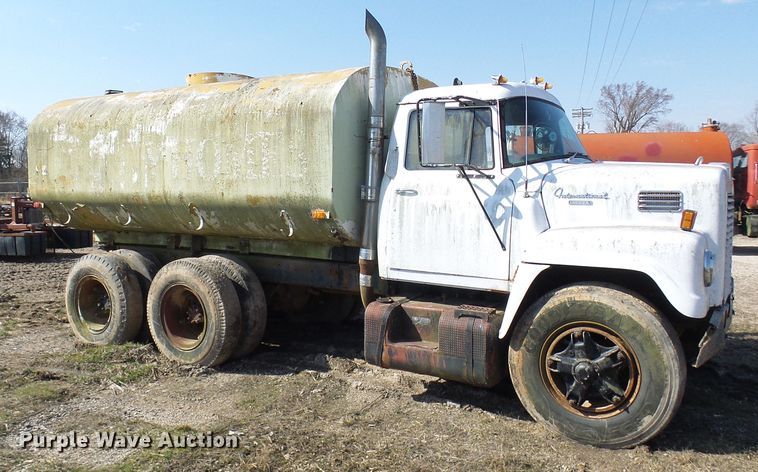 image for item DL0860 1972 International F2000  tank truck