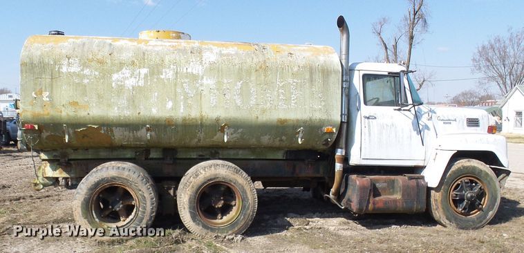 image for item DL0860 1972 International F2000  tank truck