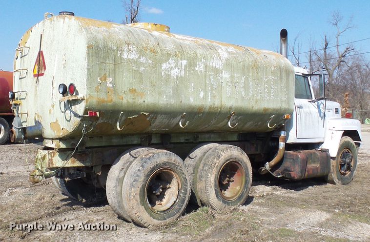 image for item DL0860 1972 International F2000  tank truck