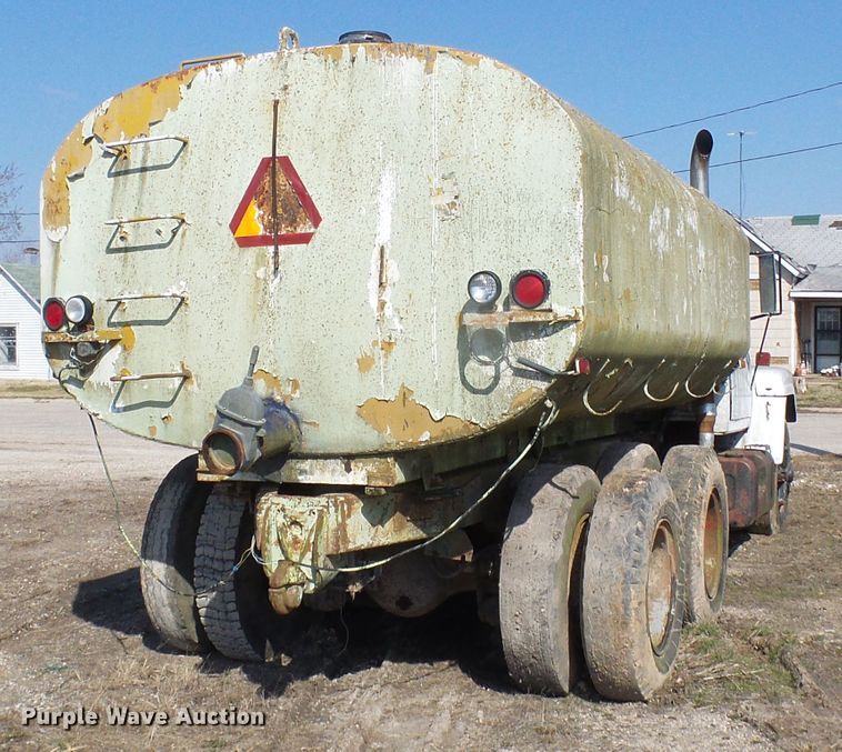 image for item DL0860 1972 International F2000  tank truck