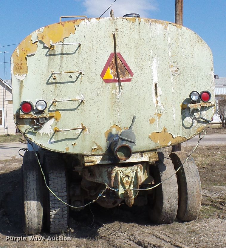 image for item DL0860 1972 International F2000  tank truck