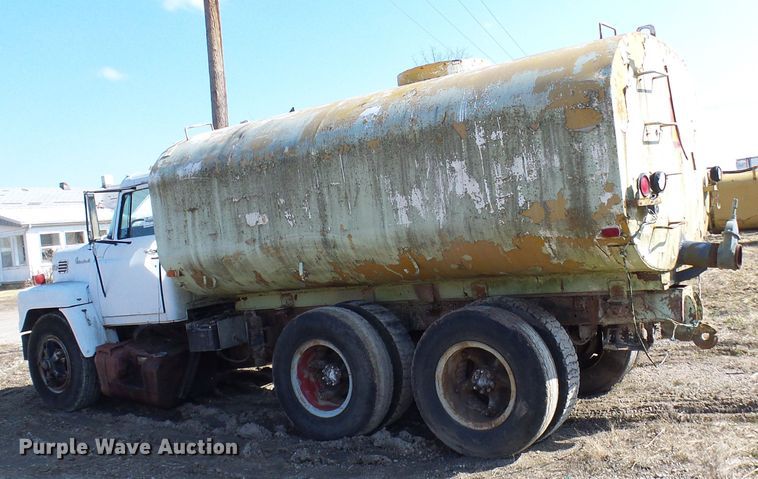 image for item DL0860 1972 International F2000  tank truck