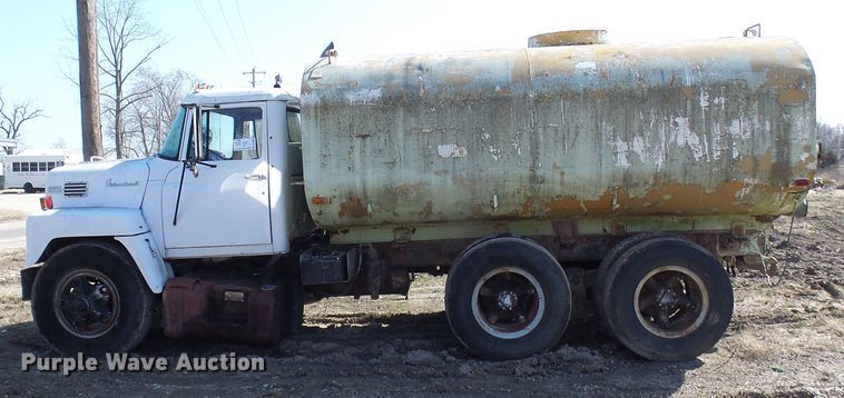 image for item DL0860 1972 International F2000  tank truck