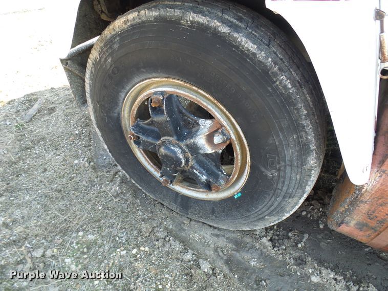 image for item DL0860 1972 International F2000  tank truck