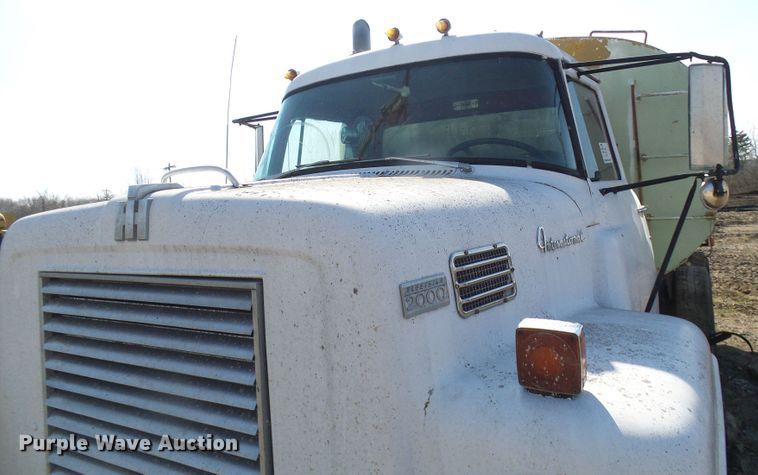 image for item DL0860 1972 International F2000  tank truck