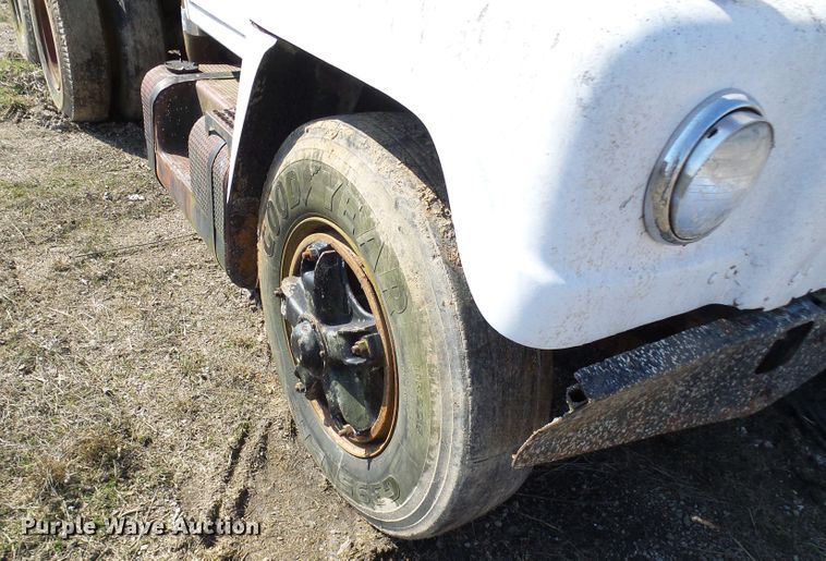 image for item DL0860 1972 International F2000  tank truck