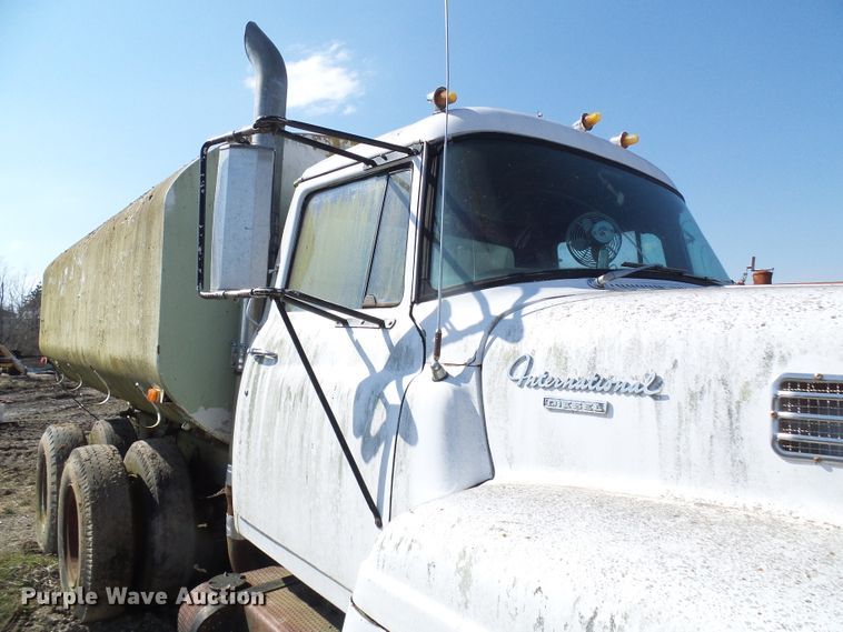 image for item DL0860 1972 International F2000  tank truck