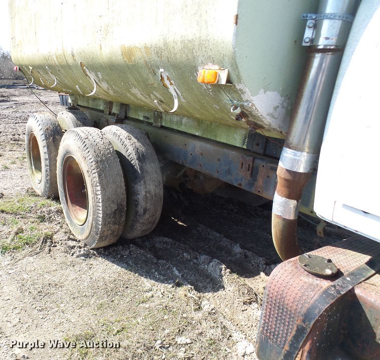 image for item DL0860 1972 International F2000  tank truck