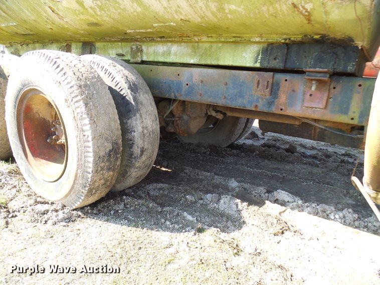 image for item DL0860 1972 International F2000  tank truck