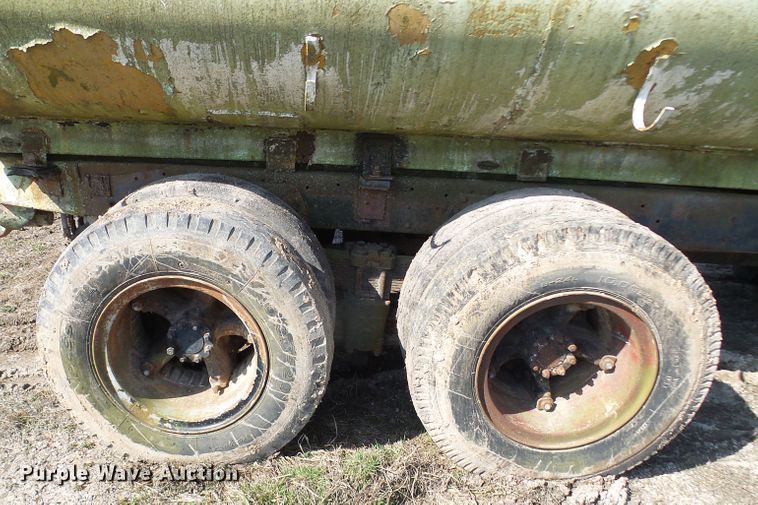 image for item DL0860 1972 International F2000  tank truck