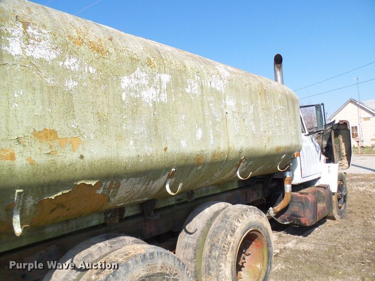 image for item DL0860 1972 International F2000  tank truck