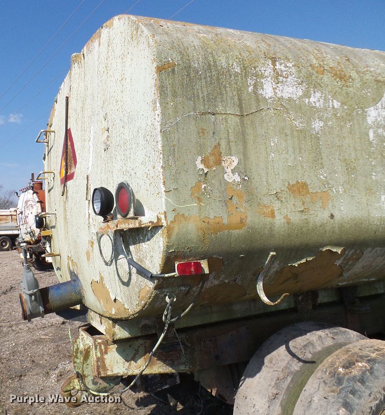 image for item DL0860 1972 International F2000  tank truck