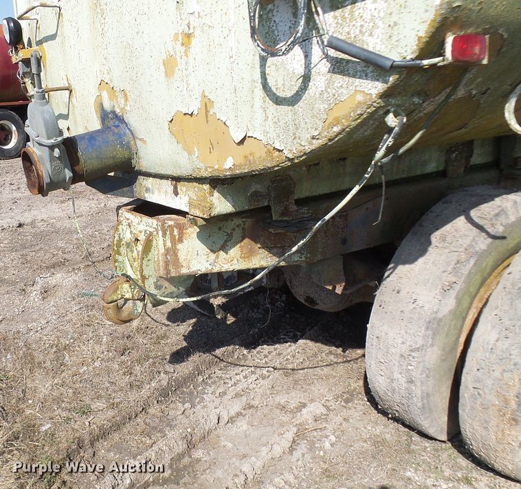 image for item DL0860 1972 International F2000  tank truck