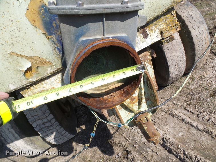 image for item DL0860 1972 International F2000  tank truck