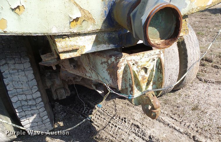 image for item DL0860 1972 International F2000  tank truck