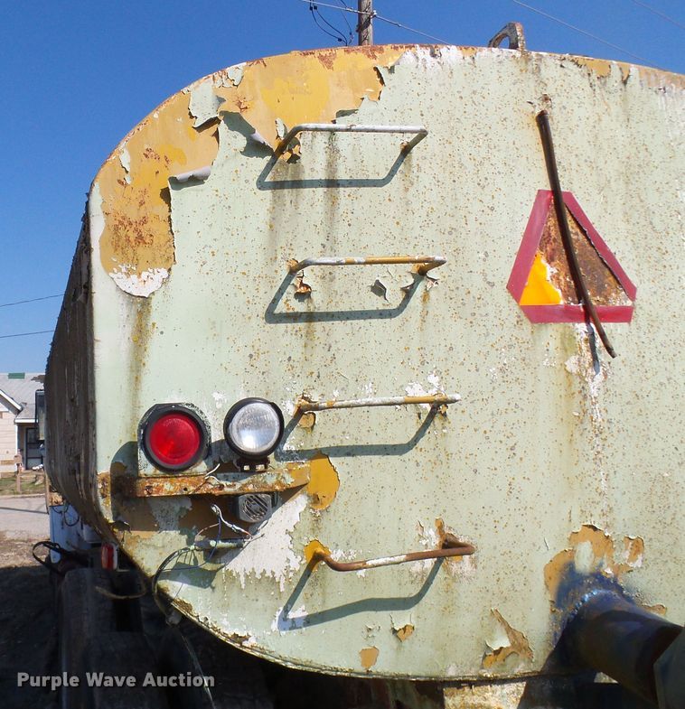 image for item DL0860 1972 International F2000  tank truck