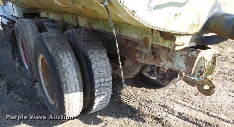 image for item DL0860 1972 International F2000  tank truck