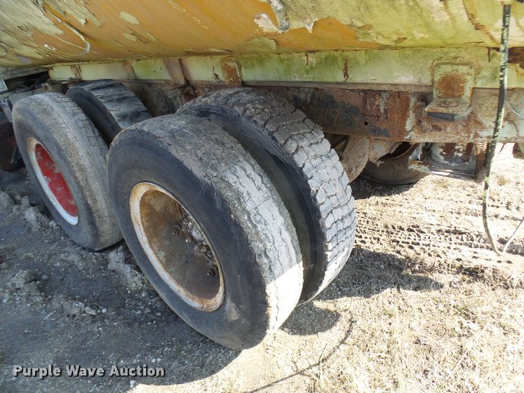 image for item DL0860 1972 International F2000  tank truck