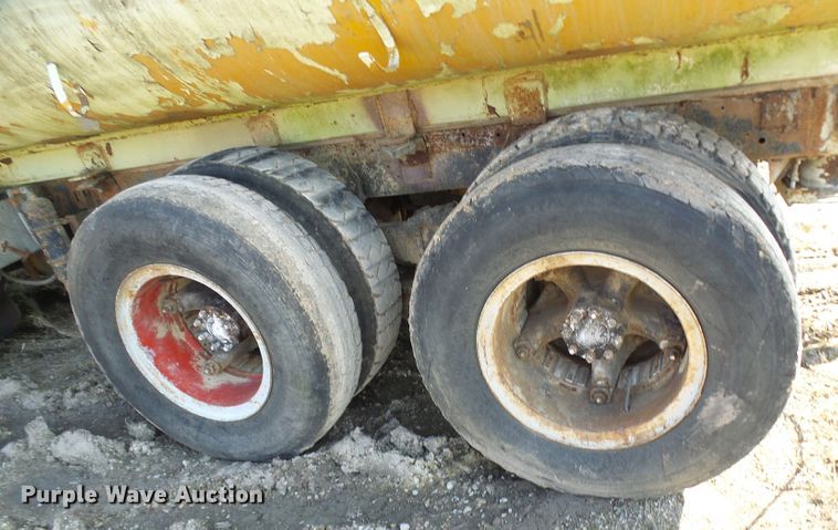 image for item DL0860 1972 International F2000  tank truck