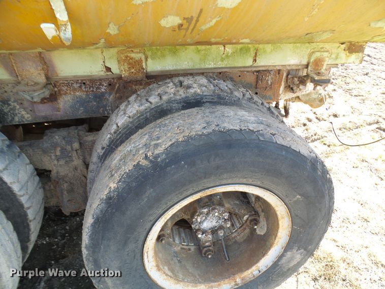 image for item DL0860 1972 International F2000  tank truck