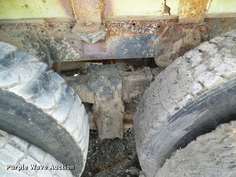 image for item DL0860 1972 International F2000  tank truck