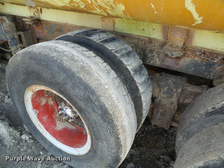 image for item DL0860 1972 International F2000  tank truck