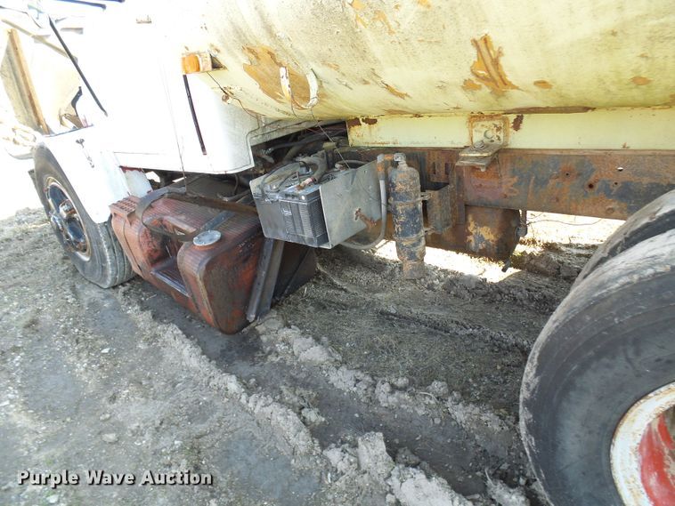 image for item DL0860 1972 International F2000  tank truck